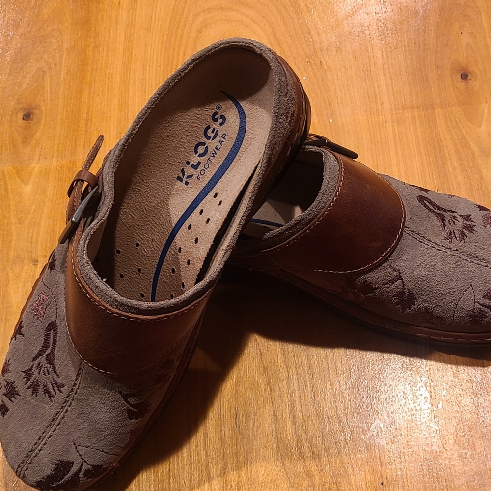 Klogs Austin Taupe Embroidery Size 9